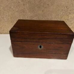 1940s Small Rosewood Keepsake Box Divided Interior Storage 18 1940s Small Rosewood Keepsake Box Divided Interior Storage -CHAIRISH Shop 1940s small rosewood keepsake box divided interior storage 2657