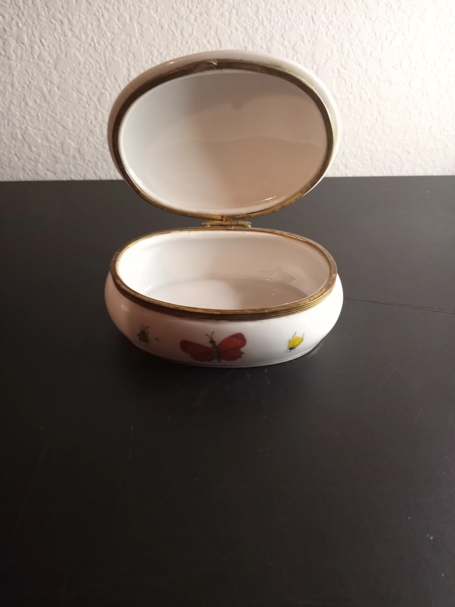 1950s Porcelain Butterfly Hinged Oval Trinket Holder 7 1950s Porcelain Butterfly Hinged Oval Trinket Holder - Image 5