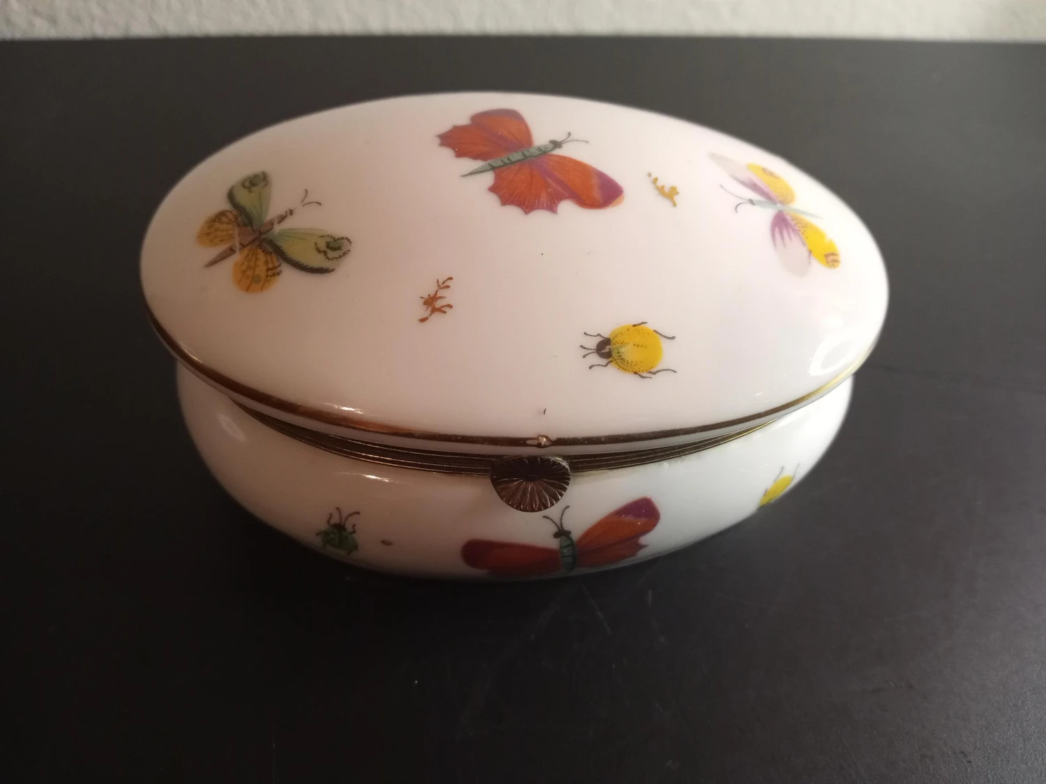 1950s Porcelain Butterfly Hinged Oval Trinket Holder 5 1950s Porcelain Butterfly Hinged Oval Trinket Holder - Image 3