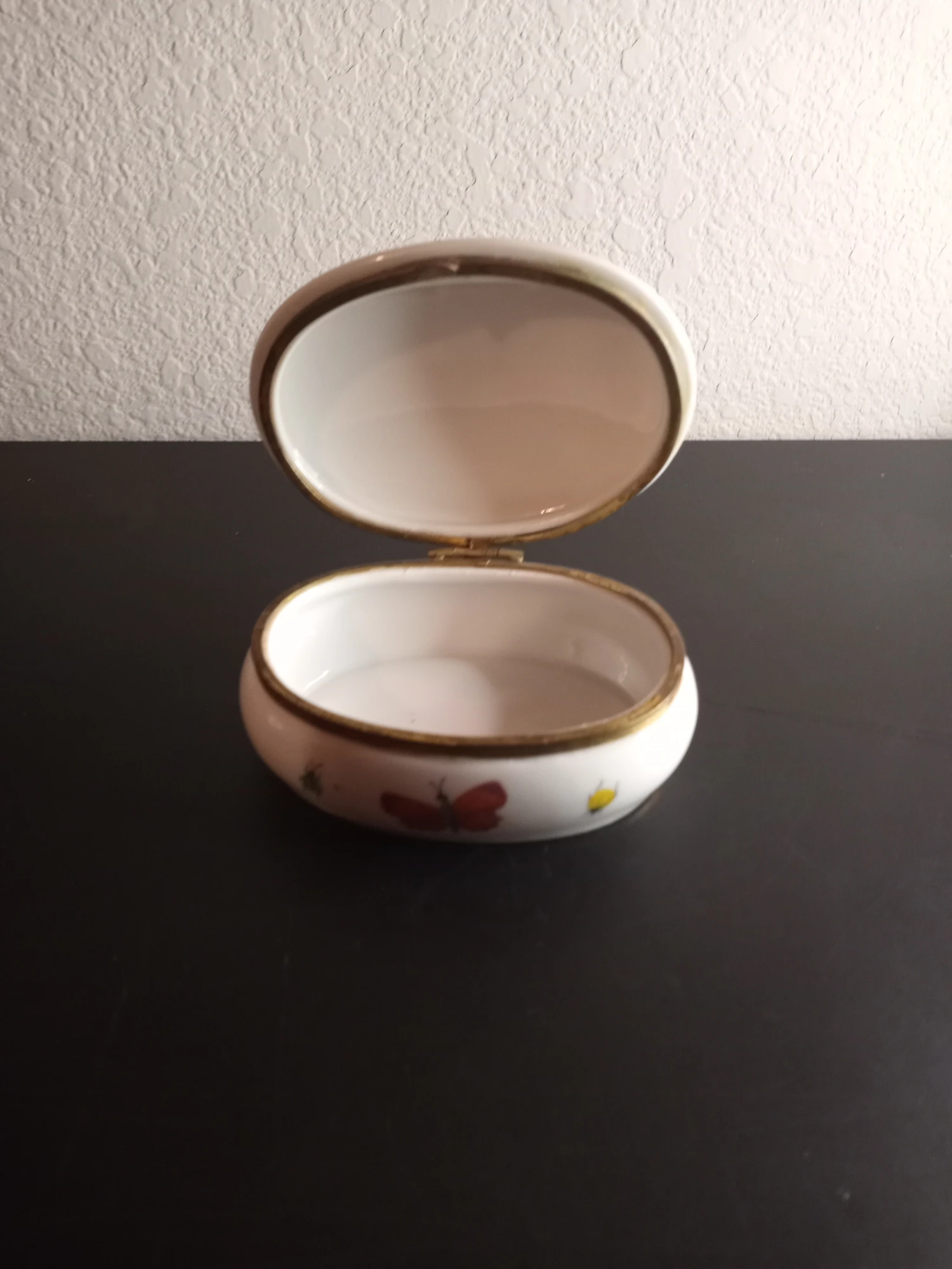 1950s Porcelain Butterfly Hinged Oval Trinket Holder 6 1950s Porcelain Butterfly Hinged Oval Trinket Holder - Image 4