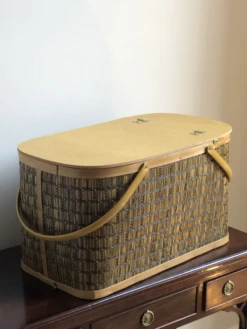 1960s Mid-Century Modern Raffia Picnic Basket -CHAIRISH Shop 1960s mid century modern raffia picnic basket 5209
