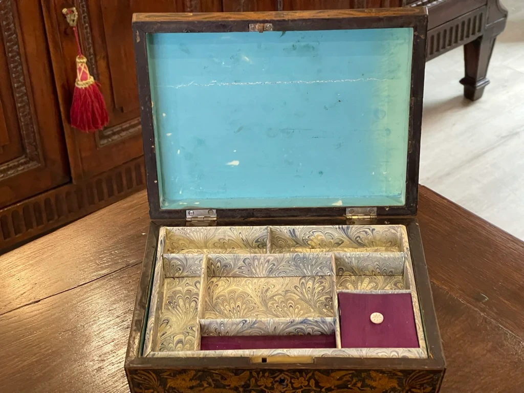 19th Century English Regency Penwork Double-Handled Jewelry Box - Chinoiserie 4 19th Century English Regency Penwork Double-Handled Jewelry Box - Chinoiserie - Image 2