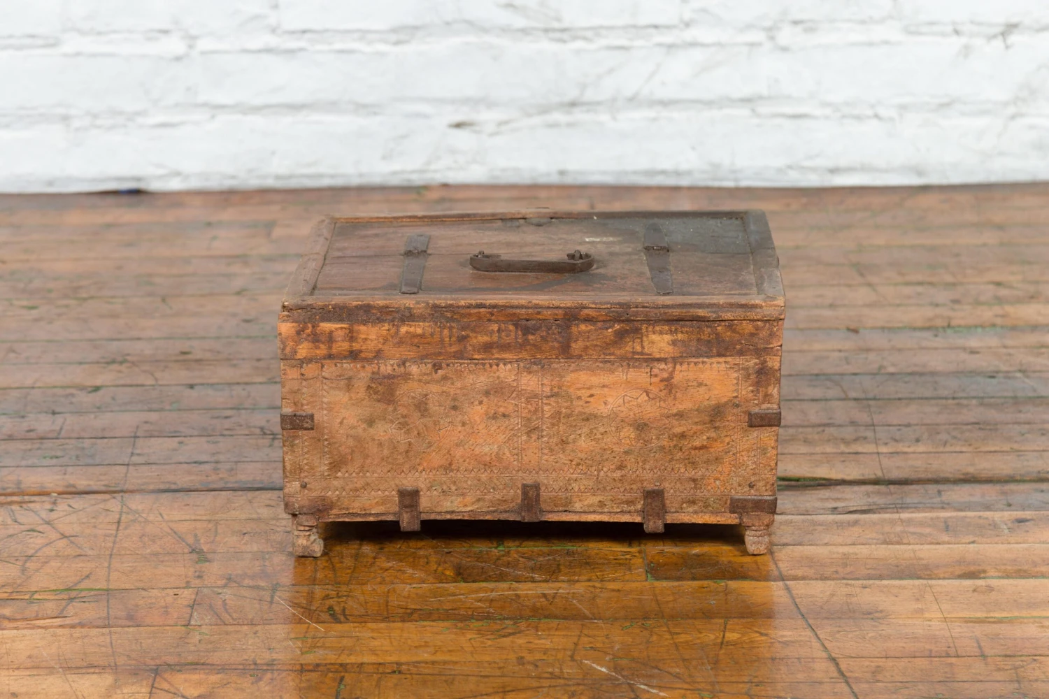 19th Century Rustic Indian Carved Rosette Small Foot Treasure Box 5 19th Century Rustic Indian Carved Rosette Small Foot Treasure Box - Image 3