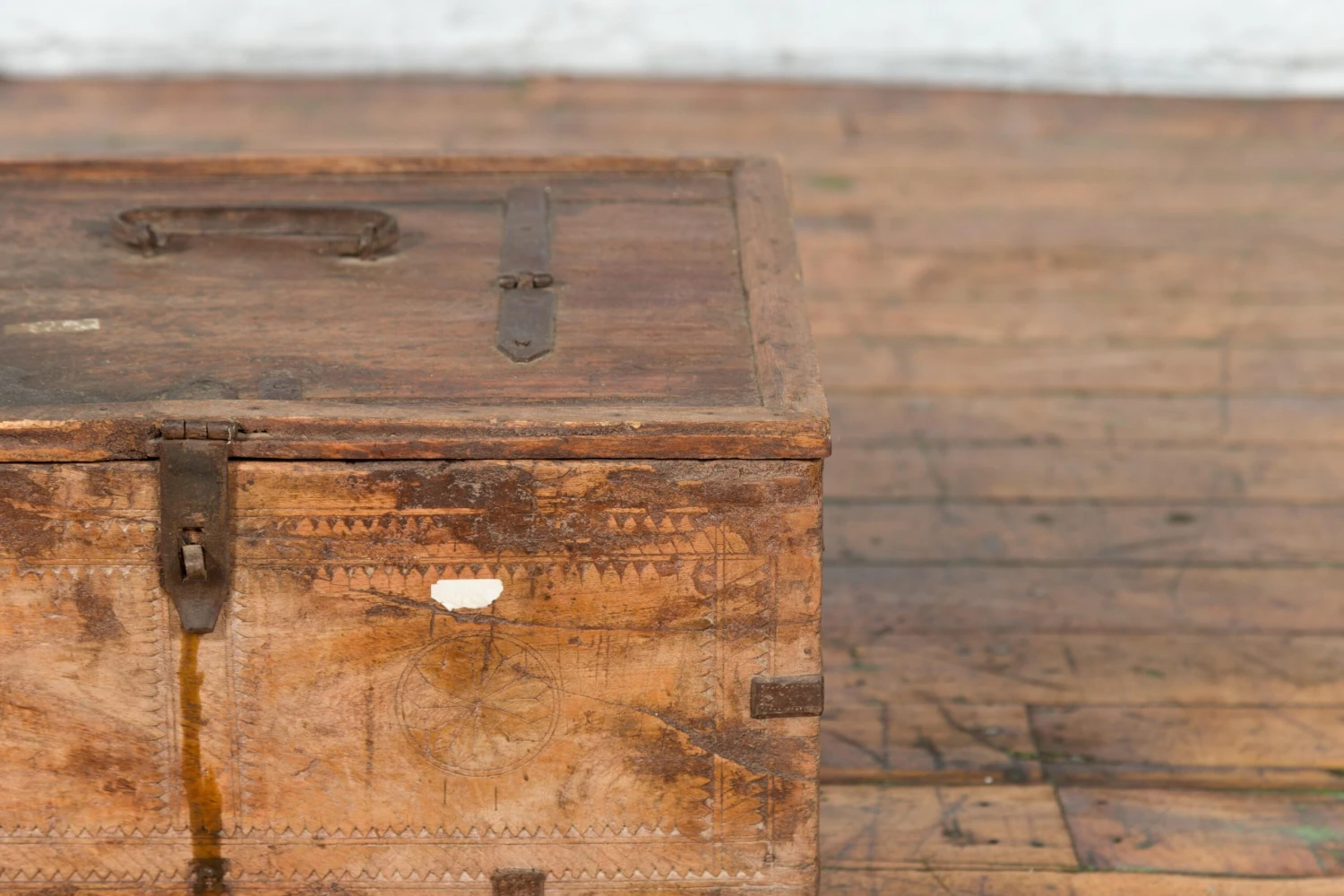 19th Century Rustic Indian Carved Rosette Small Foot Treasure Box 12 19th Century Rustic Indian Carved Rosette Small Foot Treasure Box - Image 10
