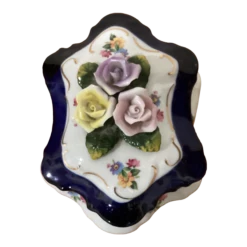 Early 19th Century Collectiable Antique Capodimonte Italian Porcelain Molded Flowers Decor Box