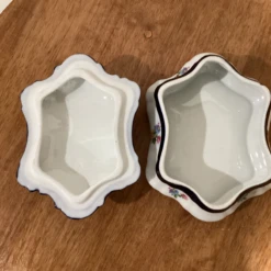 Early 19th Century Collectiable Antique Capodimonte Italian Porcelain Molded Flowers Decor Box -CHAIRISH Shop early 19th century collectiable antique capodimonte italian porcelain molded flowers decor box 8350