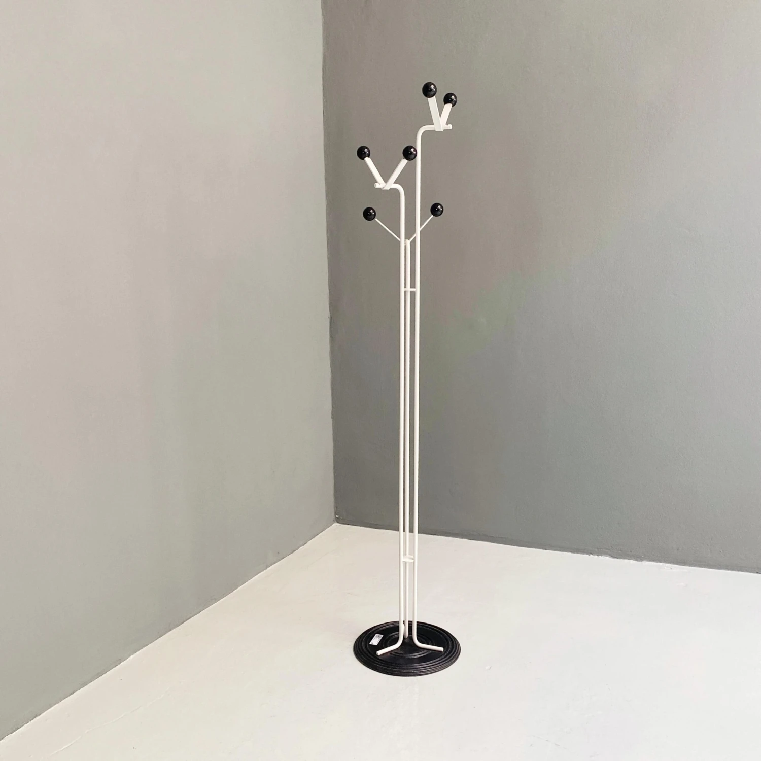 Mid-Century Modern Italian Black And White Metal Coat Rack, 1980s 4 Mid-Century Modern Italian Black And White Metal Coat Rack, 1980s - Image 2