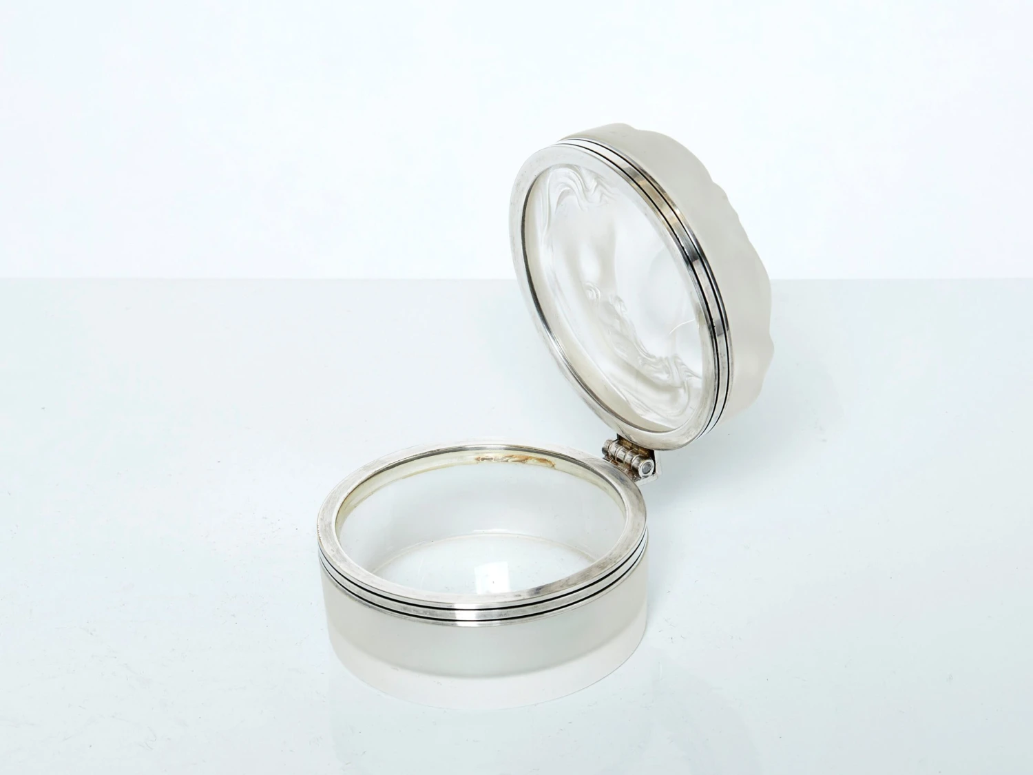 Small René Lalique Daphné Art Deco Crystal Powder Box 1940 8 Small René Lalique Daphné Art Deco Crystal Powder Box 1940 - Image 6