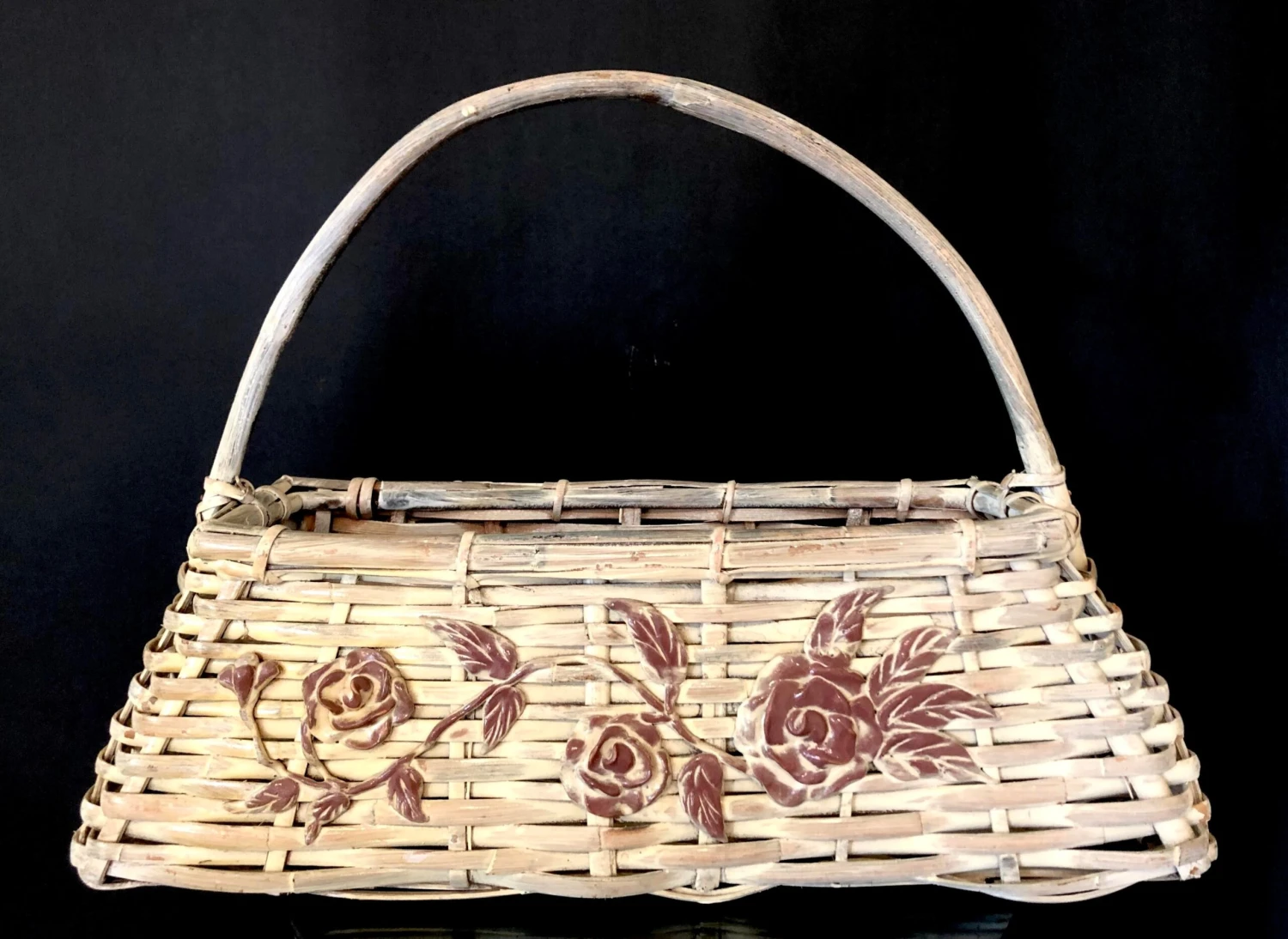 Vintage C1960s Large Whitewashed Graduated Oblong Gathering Basket With Handle And Floral Appliques 12 Vintage C1960s Large Whitewashed Graduated Oblong Gathering Basket With Handle And Floral Appliques - Image 10