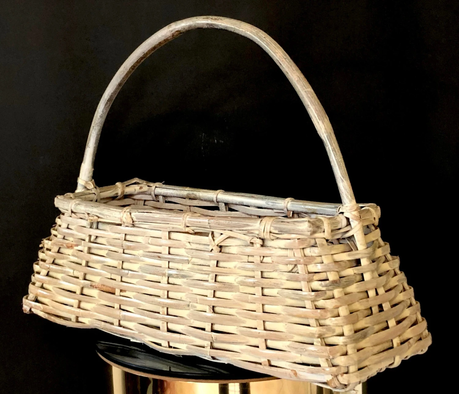 Vintage C1960s Large Whitewashed Graduated Oblong Gathering Basket With Handle And Floral Appliques 11 Vintage C1960s Large Whitewashed Graduated Oblong Gathering Basket With Handle And Floral Appliques - Image 9