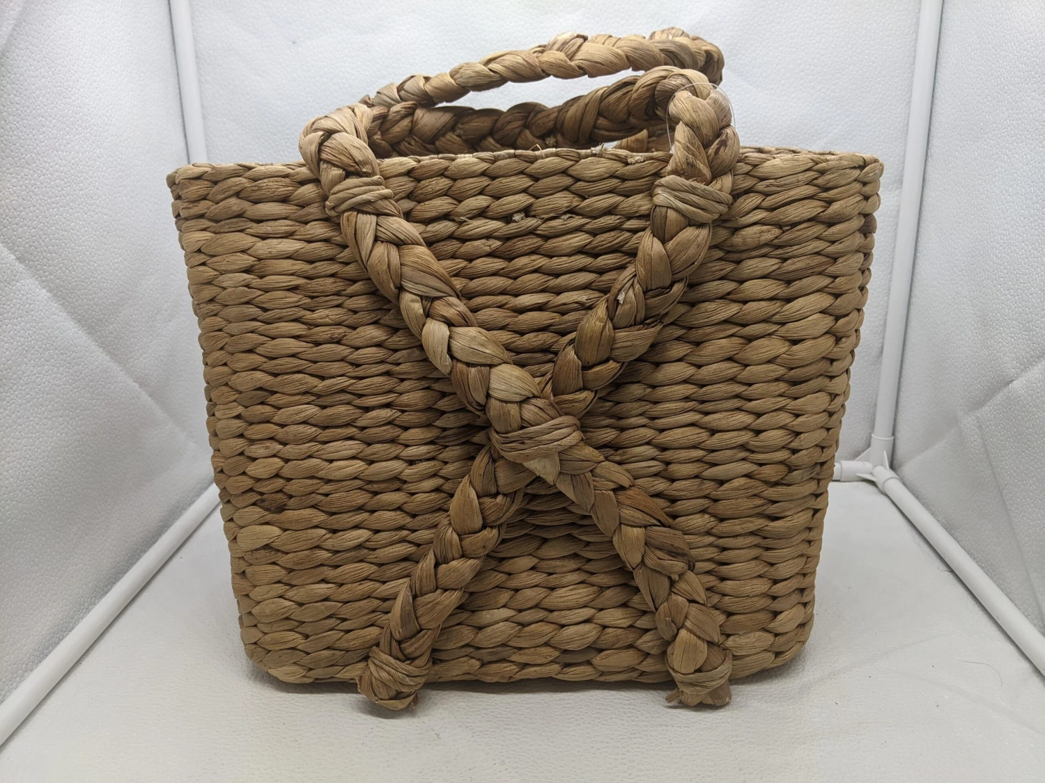 Vintage Handcrafted Vietnam Khaki Beige Seagrass Basket 8 Vintage Handcrafted Vietnam Khaki Beige Seagrass Basket - Image 6