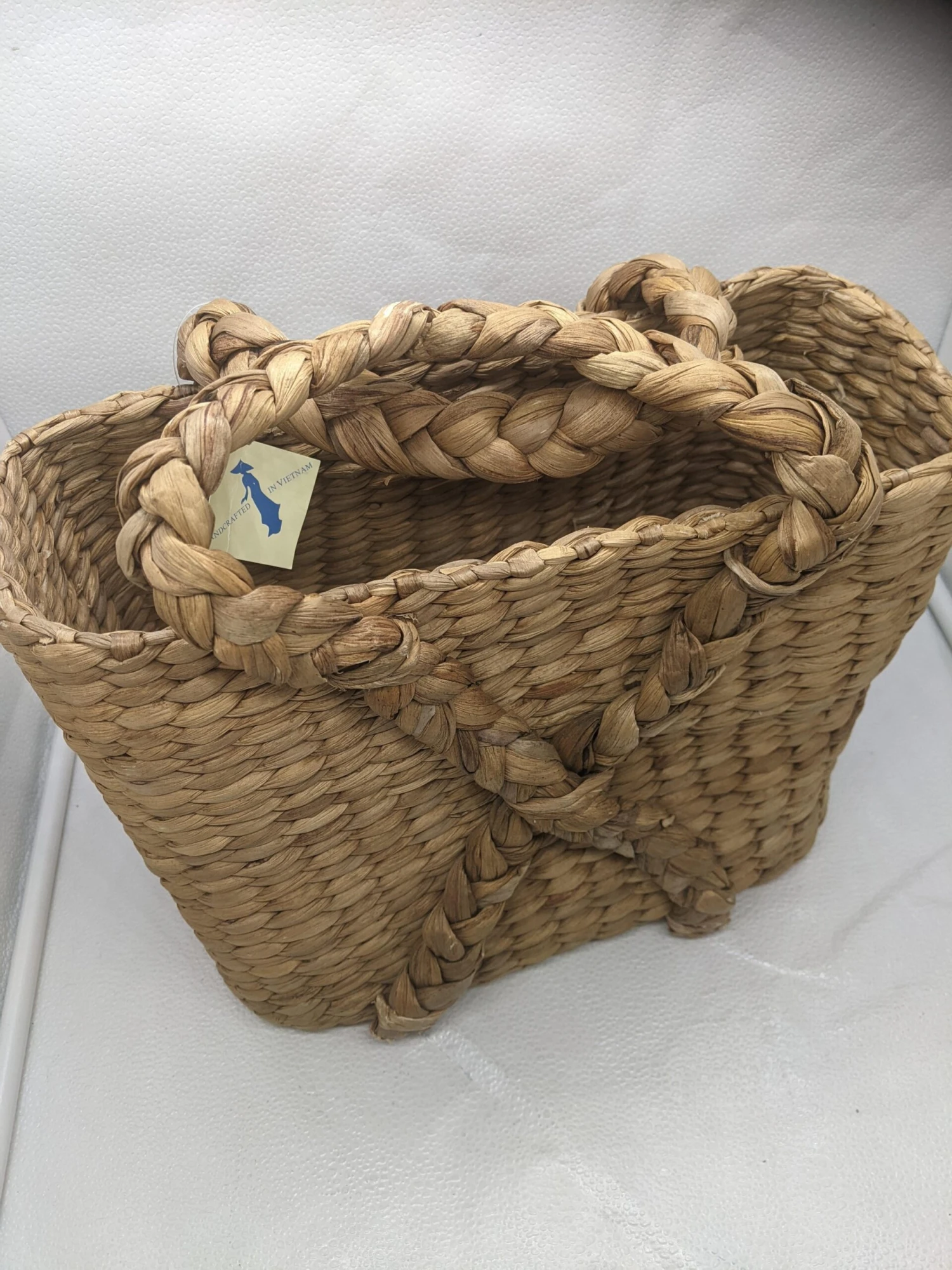 Vintage Handcrafted Vietnam Khaki Beige Seagrass Basket 6 Vintage Handcrafted Vietnam Khaki Beige Seagrass Basket - Image 4
