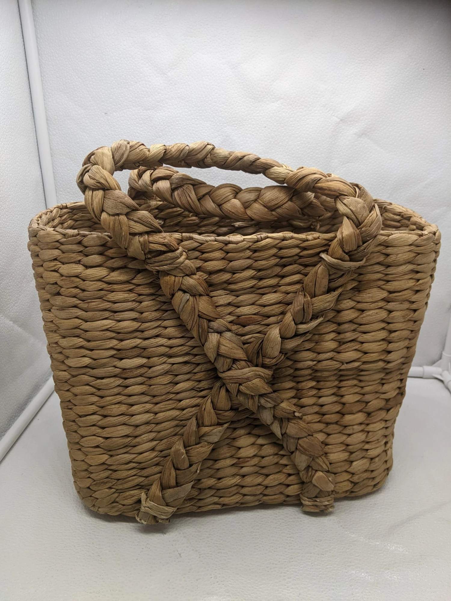 Vintage Handcrafted Vietnam Khaki Beige Seagrass Basket 7 Vintage Handcrafted Vietnam Khaki Beige Seagrass Basket - Image 5
