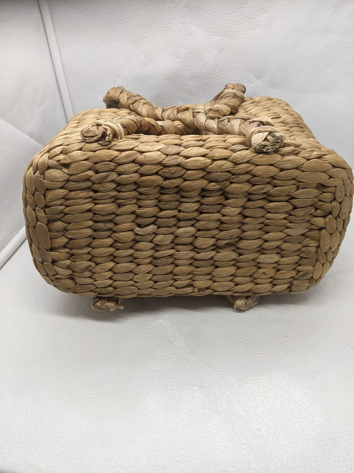 Vintage Handcrafted Vietnam Khaki Beige Seagrass Basket 5 Vintage Handcrafted Vietnam Khaki Beige Seagrass Basket - Image 3
