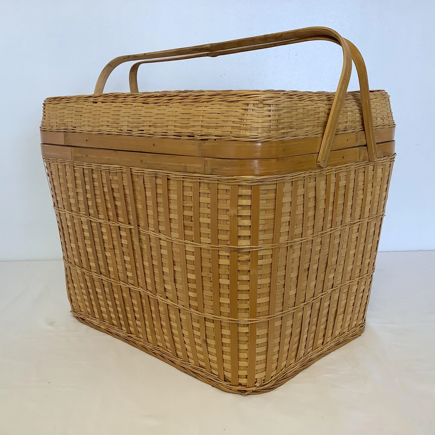 Vintage Split Reed Wicker Storage Basket With Hinged Lid 6 Vintage Split Reed Wicker Storage Basket With Hinged Lid - Image 4