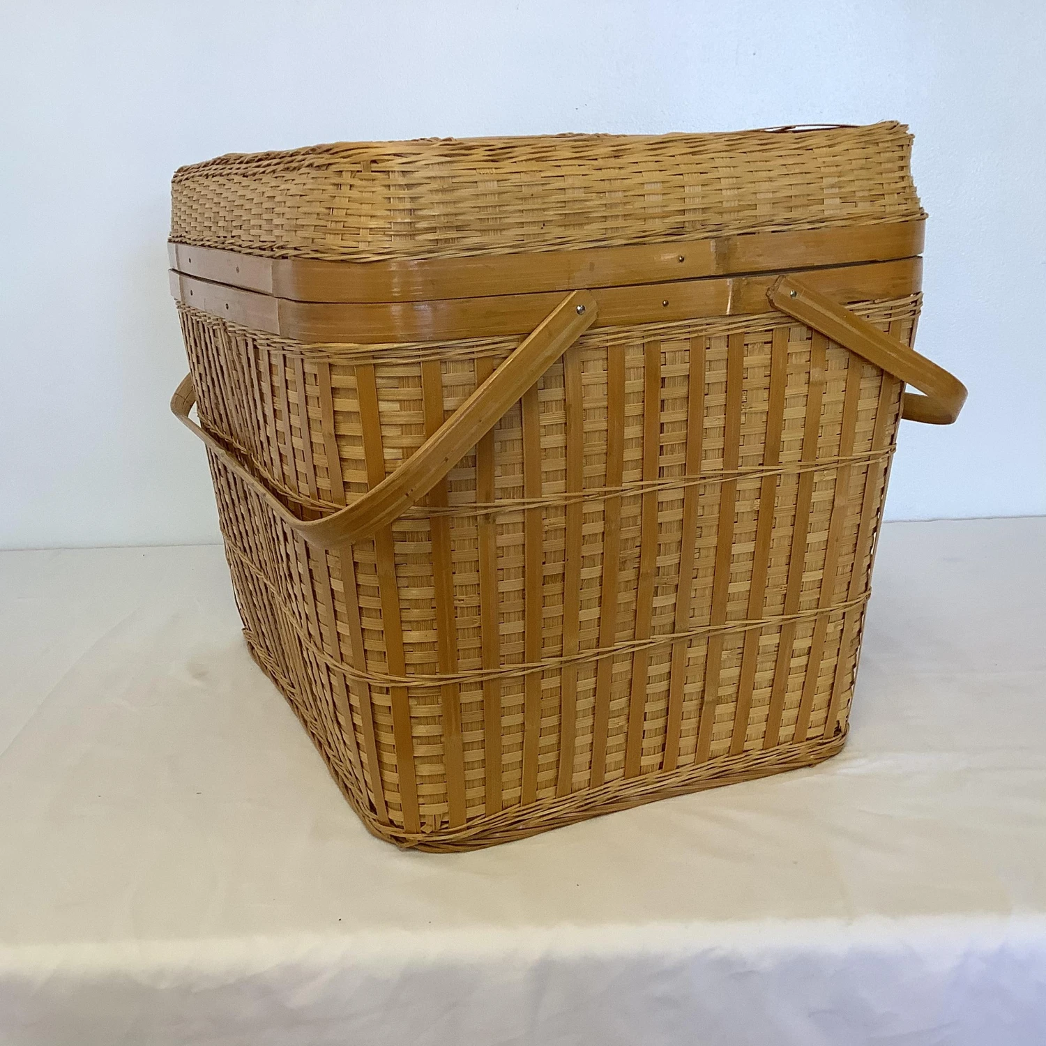Vintage Split Reed Wicker Storage Basket With Hinged Lid 8 Vintage Split Reed Wicker Storage Basket With Hinged Lid - Image 6