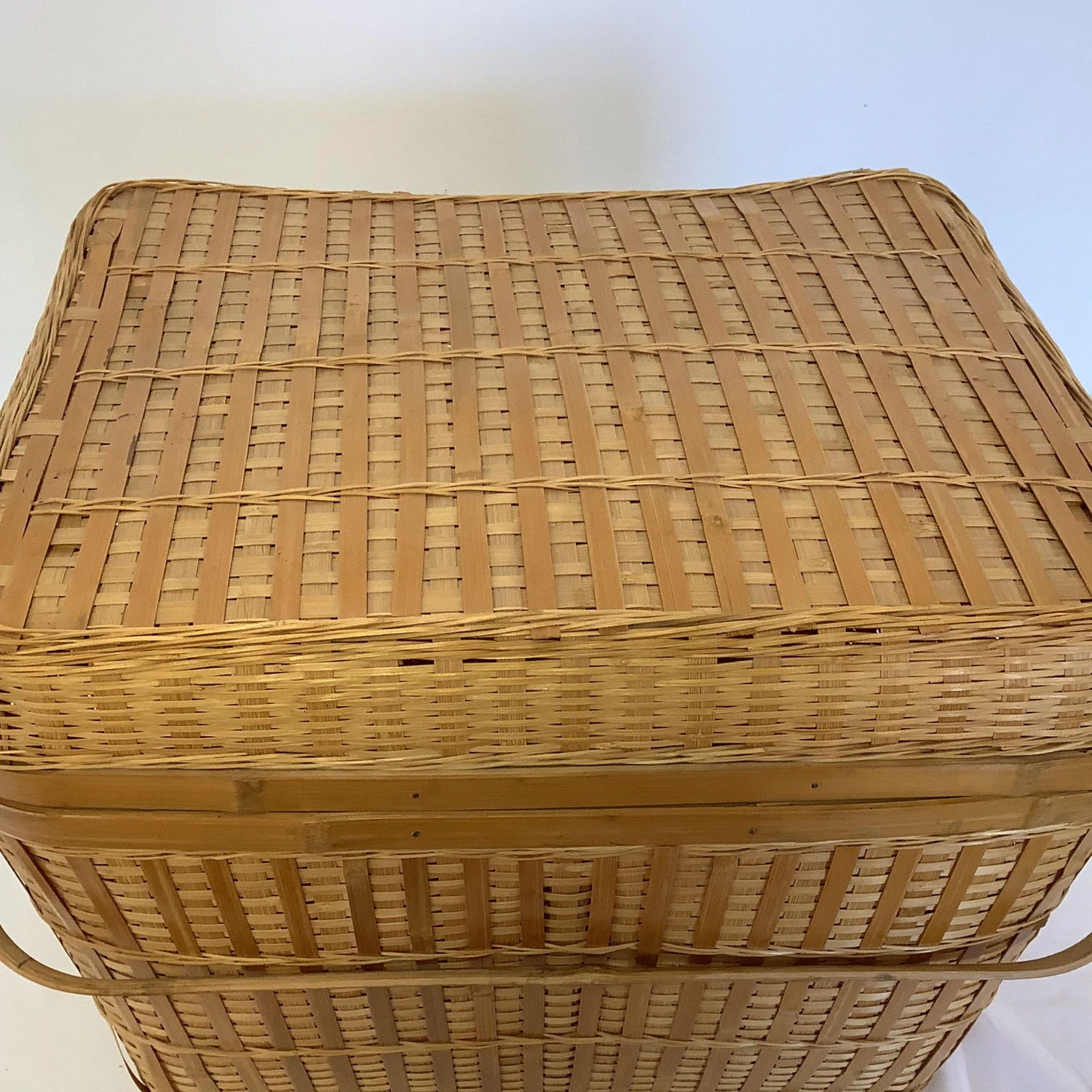 Vintage Split Reed Wicker Storage Basket With Hinged Lid 9 Vintage Split Reed Wicker Storage Basket With Hinged Lid - Image 7