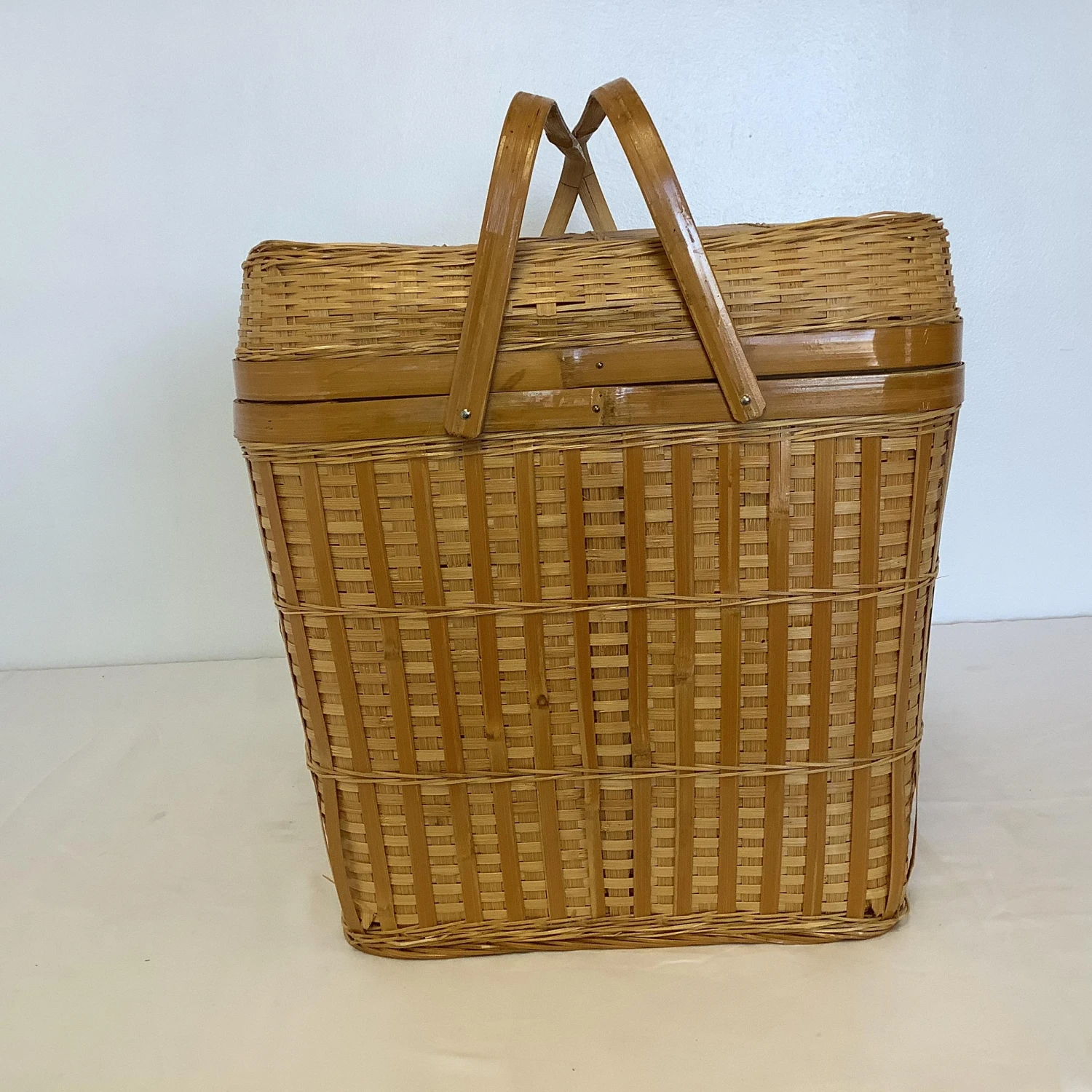 Vintage Split Reed Wicker Storage Basket With Hinged Lid 7 Vintage Split Reed Wicker Storage Basket With Hinged Lid - Image 5