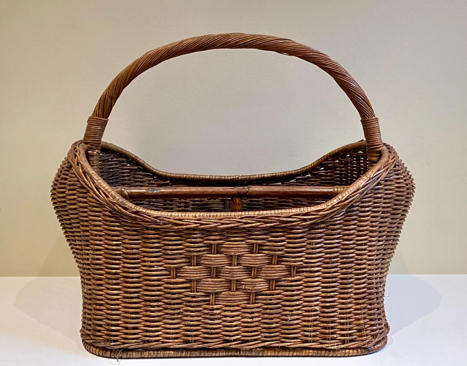 Vintage Wicker Magazine Basket With Woven Detail 10 Vintage Wicker Magazine Basket With Woven Detail - Image 8